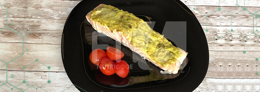 Lombos de salmão com crosta de manjericão e abacate