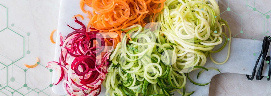 Noodles coloridos de pepino 