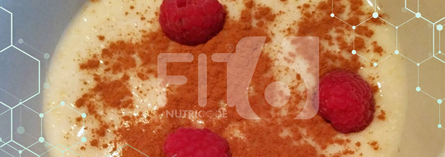 Smoothie bowl de banana com canela e framboesas