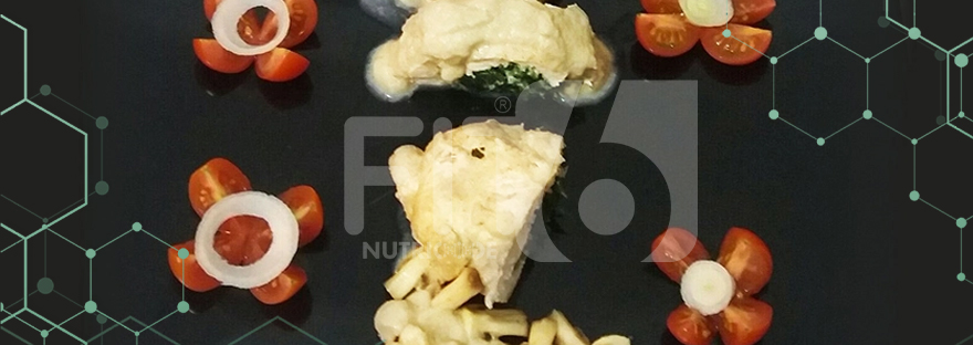 Peito de frango em molho branco recheado com espinafres
